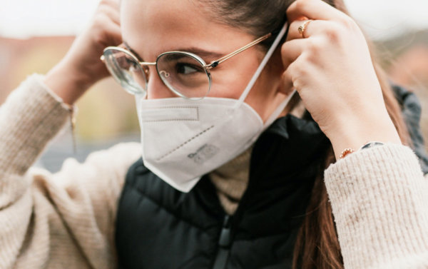 Renginiuose uždarose erdvėse privalu dėvėti respiratorius
