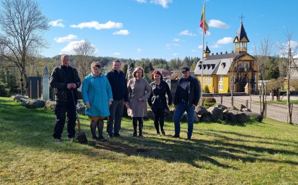 Sodinami dovanoti ąžuoliukai 