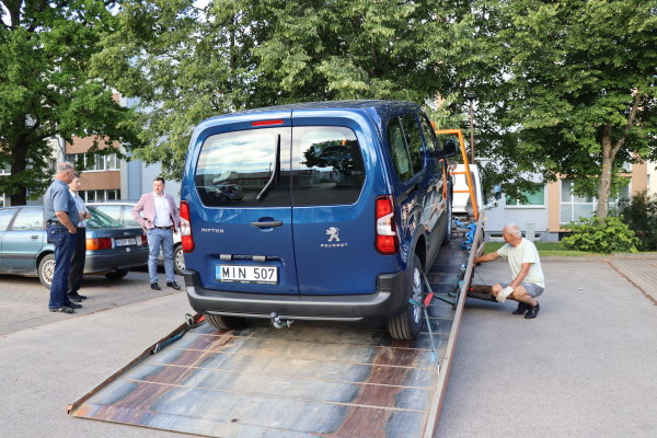 Vidiškių seniūnijai perduotas naujas automobilis