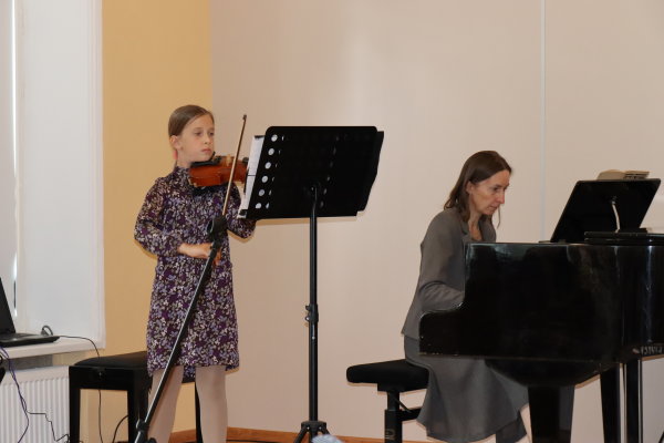 Ten, kur kasdien skamba muzika...