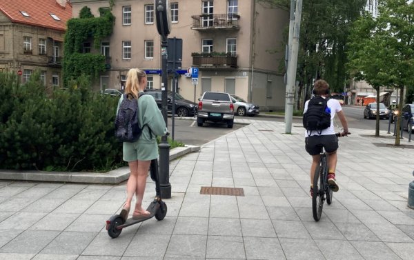 Elektrinių paspirtukų ir dviračių vairuotojams!