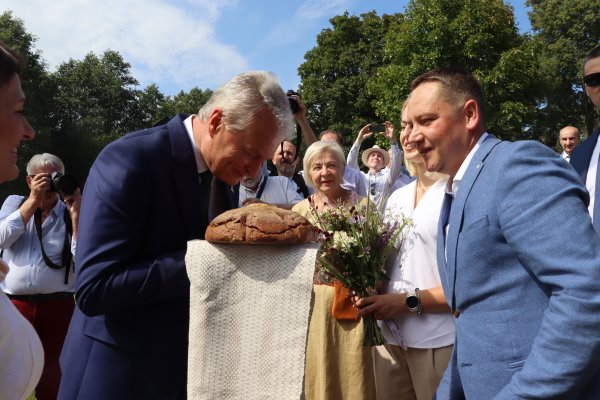 Stripeikiuose su duona ir medum buvo sutiktas šalies vadovas