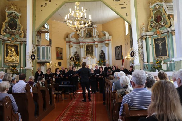 Šventinis sekmadienis Palūšės bažnyčioje