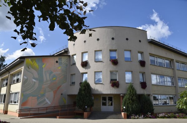 Gimnazija siūlo darbą