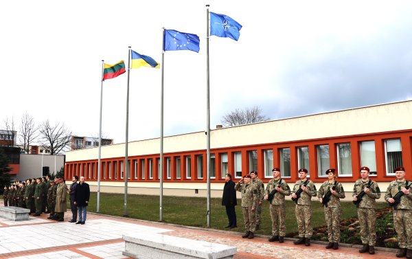 Pakelta NATO vėliava