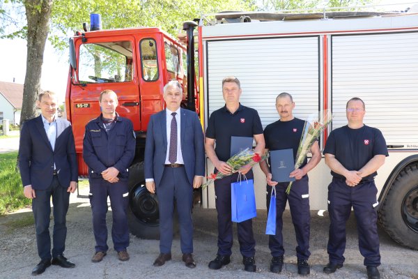 Pasveikinti ugniagesiai