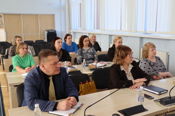 Švietimo įstaigų vadovų pasitarime 