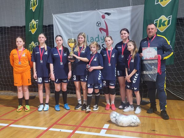 Merginų komanda – tarp geriausių!