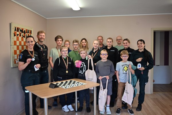 Draugiškos šaškių varžybos – tiltai tarp pareigūnų ir jaunimo!