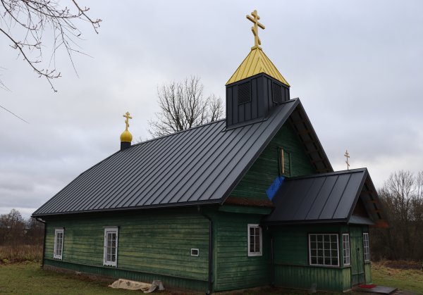 Atnaujintas Mikalavo cerkvės stogas