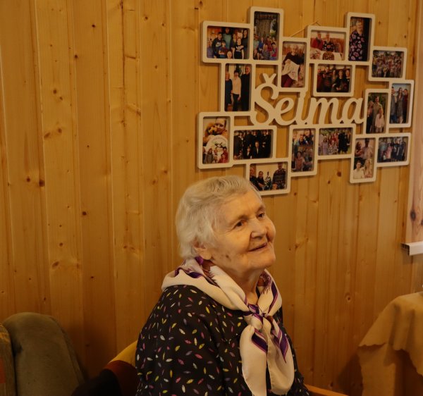 Pabiržės kaime pasveikinta Stanislava Kindurienė